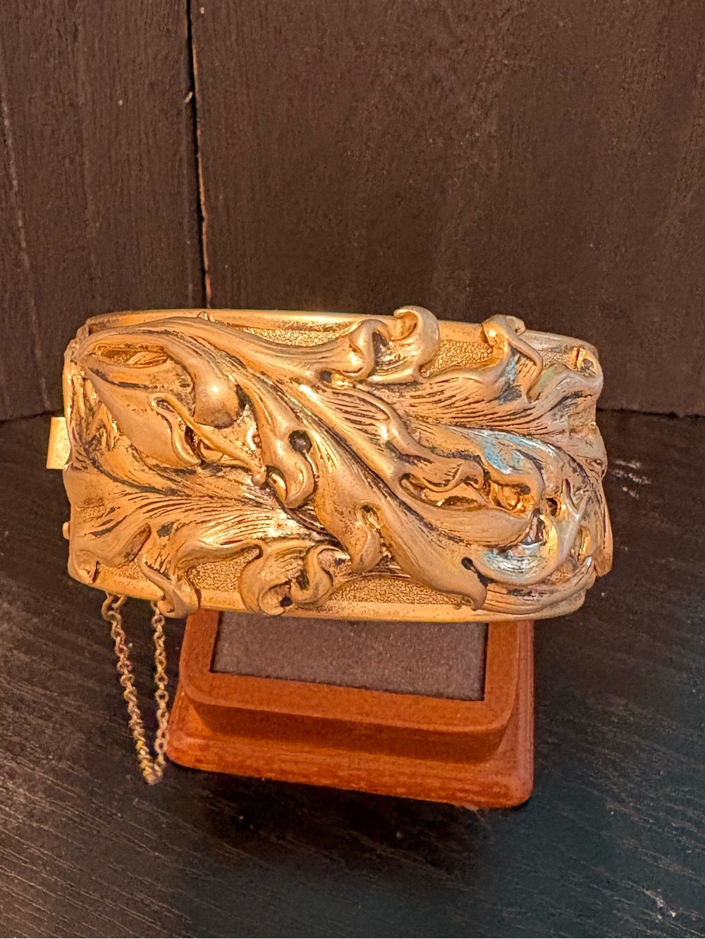 Whiting & Davis vintage bracelet sz 7 gold tone safety chain texture sculptural